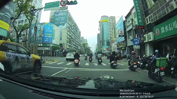 驚悚！騎士被小黃輾過