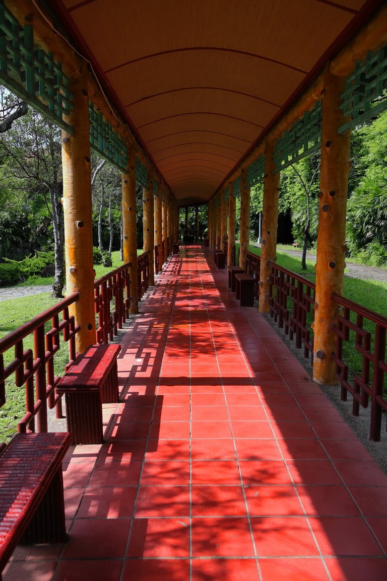 雙溪公園長廊上美麗的光影變化