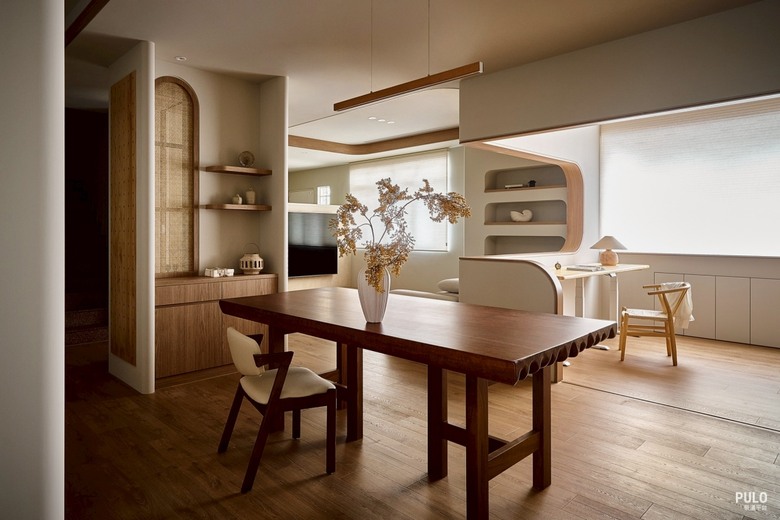 桃園35坪中古透天翻新：用圓弧與玻璃磚，將長型老屋改造成日式侘寂風