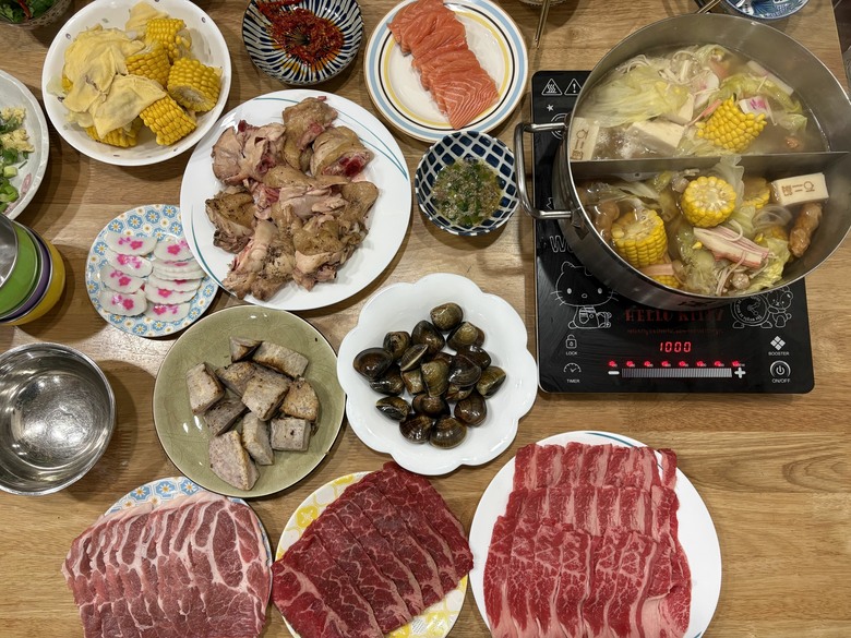 週末才有的餐桌：乾煎雞腿＋蛤蠣火鍋，雙薪家庭的假日料理