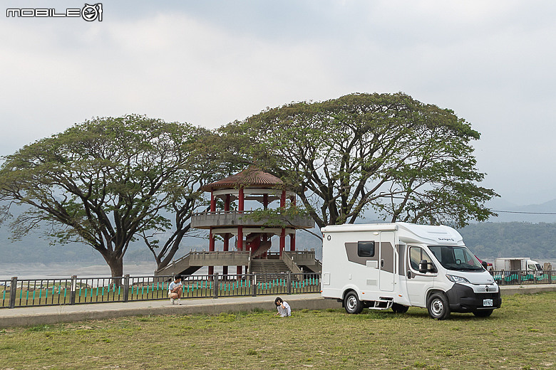 Sunlight T58 行駛在開滿黃花風鈴木的山路上