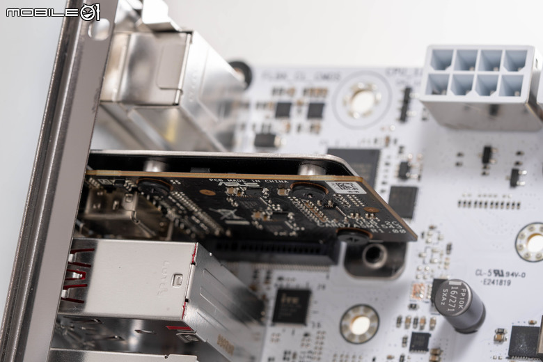 ROG CROSSHAIR X870E GLACIAL 主機板開箱實測 不光配置性能頂尖 更具備雙 10 GbE 海量高速傳輸