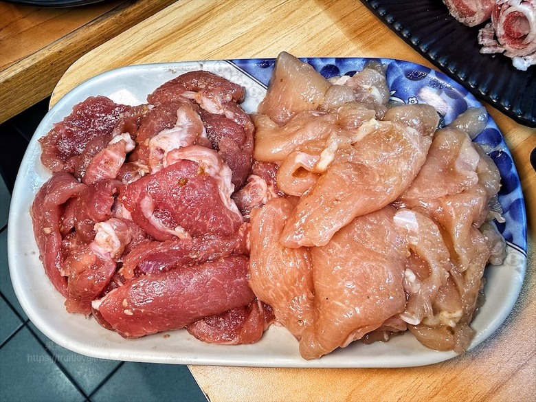 火烤兩吃吃到飽免服務費,泰式醃肉清爽嫩口,聚餐推薦