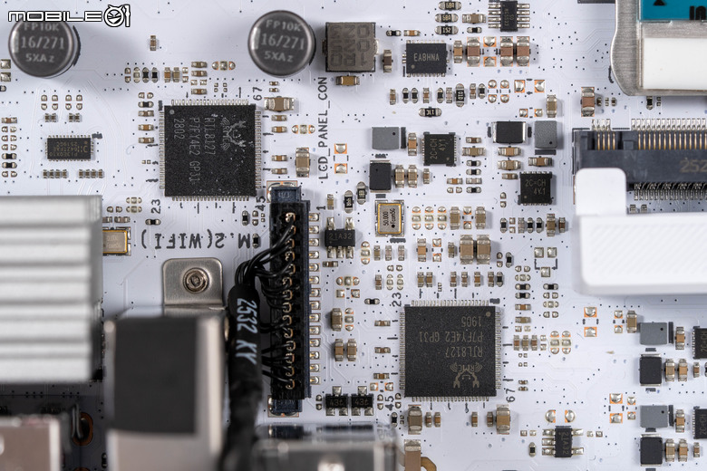 ROG CROSSHAIR X870E GLACIAL 主機板開箱實測 不光配置性能頂尖 更具備雙 10 GbE 海量高速傳輸