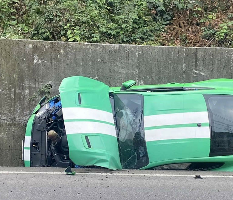 南投 跑車超車失控騎上擋土牆.....壁虎功