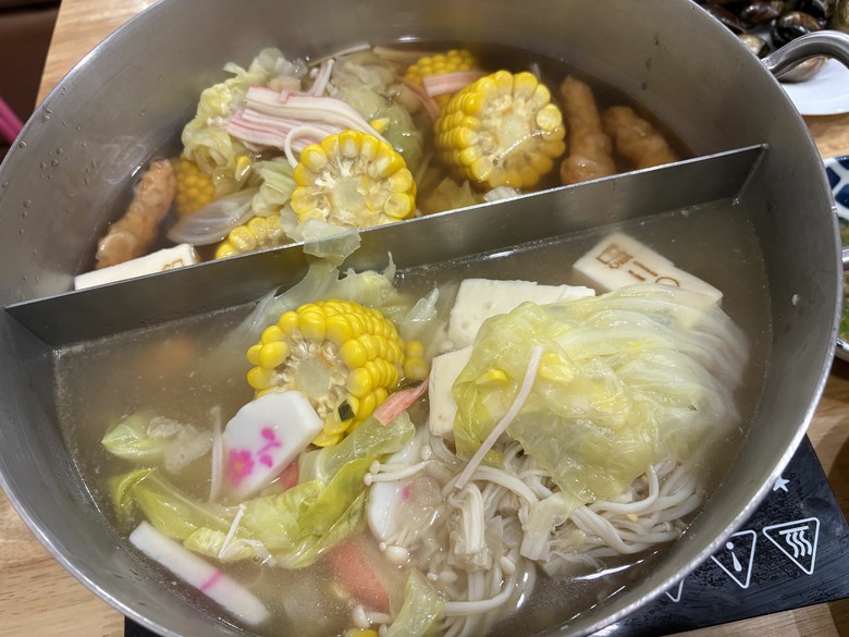 週末才有的餐桌:乾煎雞腿+蛤蠣火鍋,雙薪家庭的假日料理