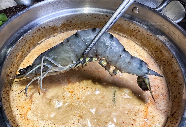 獨家泰式醬料,道地泰式火鍋、銅盤烤肉,自助吧吃到飽,好吃又美味