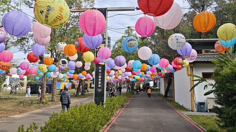 春節過後之走春 & 春酒行 - 桃園燈會 / 新東南海鮮餐廳 / 建國花市~