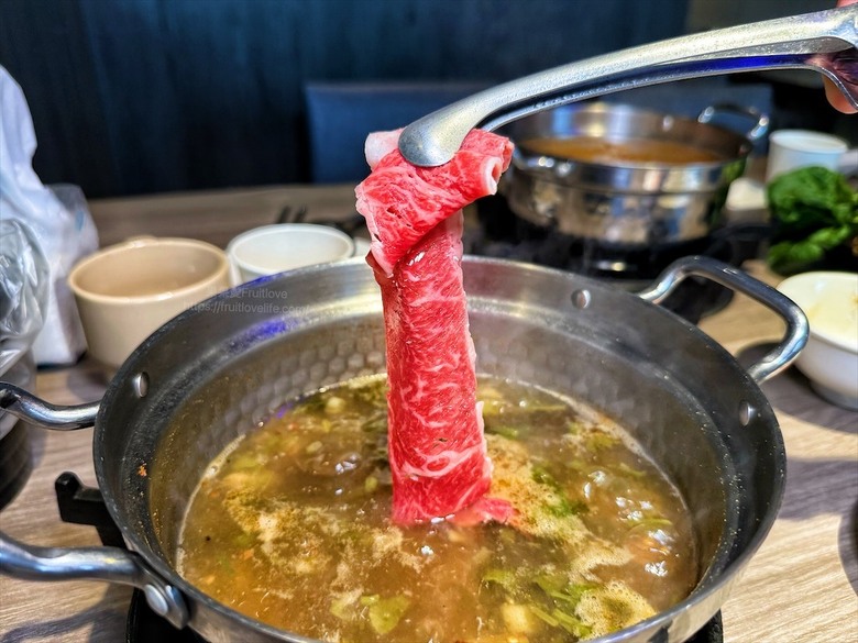 獨家泰式醬料,道地泰式火鍋、銅盤烤肉,自助吧吃到飽,好吃又美味