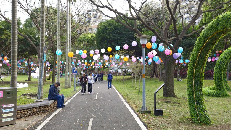 春節過後之走春 & 春酒行 - 桃園燈會 / 新東南海鮮餐廳 / 建國花市~