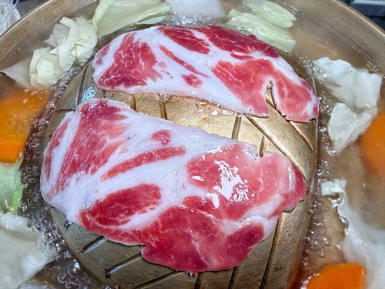 獨家泰式醬料,道地泰式火鍋、銅盤烤肉,自助吧吃到飽,好吃又美味