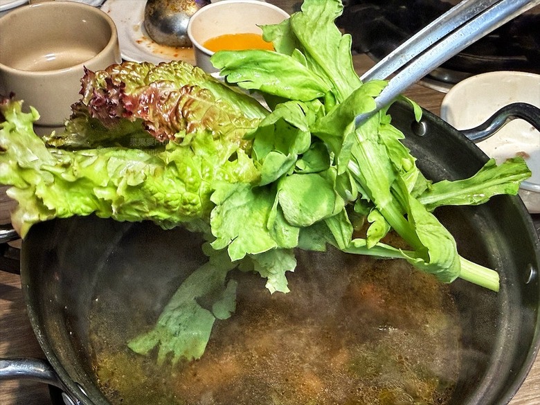 獨家泰式醬料,道地泰式火鍋、銅盤烤肉,自助吧吃到飽,好吃又美味