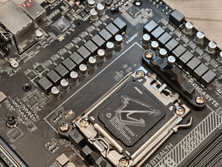打造極致純黑風格，X870 AORUS STEALTH背插式主機板開箱試用