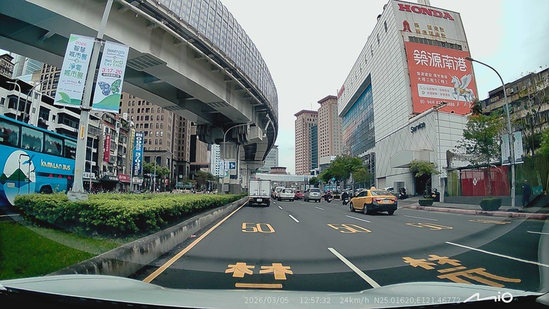 Mio瞻前顧後，還能環顧四周！(MiVue R888W3三鏡頭後視鏡型行車記錄器開箱分享)