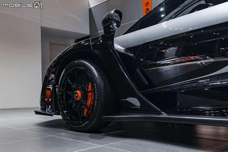 【實拍】慶祝2025賽季F1車隊/車手雙料冠軍,McLaren特別展出MP4-26 F1賽車!