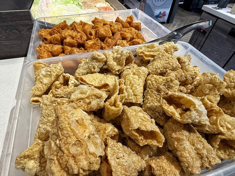 獨家泰式醬料,道地泰式火鍋、銅盤烤肉,自助吧吃到飽,好吃又美味