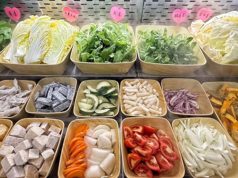獨家泰式醬料,道地泰式火鍋、銅盤烤肉,自助吧吃到飽,好吃又美味