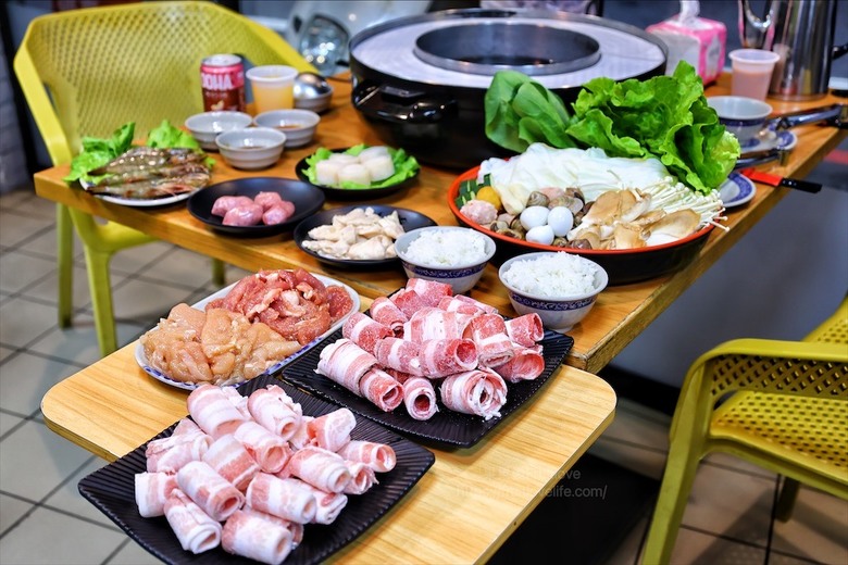 火烤兩吃吃到飽免服務費,泰式醃肉清爽嫩口,聚餐推薦