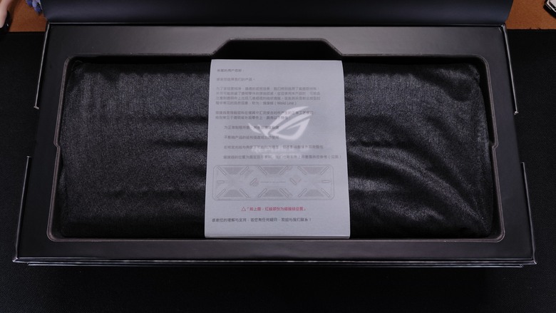 ROG 夜魔Azoth Extreme Special Edition 銀色特別版開箱- Mobile01