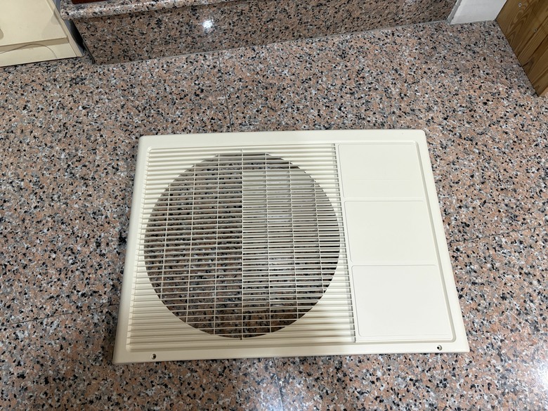 19年的室外機外殼都脆化了