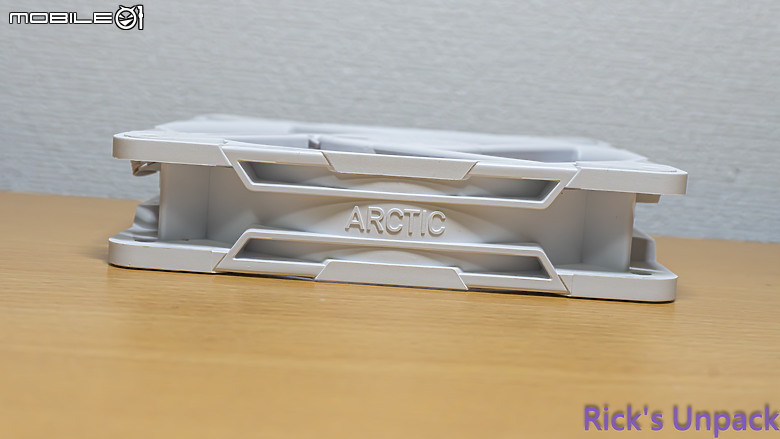 點我看大圖 【開箱】ARCTIC首款反向風扇 | ARCTIC P12 PRO Reverse ARGB WHITE ft. ATCTIC MX-7
