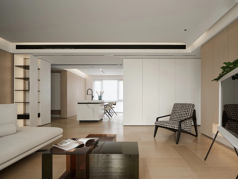 【分享】百坪客廳被巨型橫樑毀了?自建豪宅大跨度空間的「樑柱包覆」與視覺延伸實務