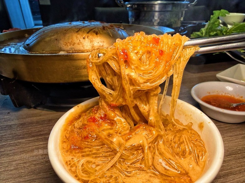 獨家泰式醬料,道地泰式火鍋、銅盤烤肉,自助吧吃到飽,好吃又美味