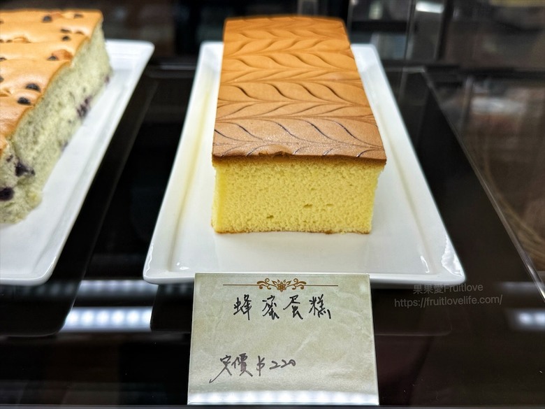 不只有手工甜點蛋糕、點心，還有天然發酵麵包與咖啡，從早餐到下午茶都可以品嚐到