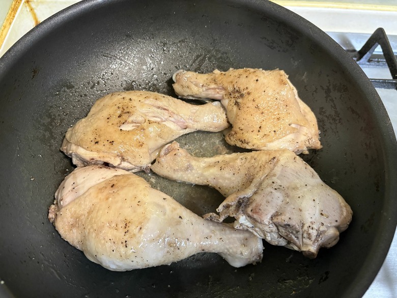 週末才有的餐桌:乾煎雞腿+蛤蠣火鍋,雙薪家庭的假日料理