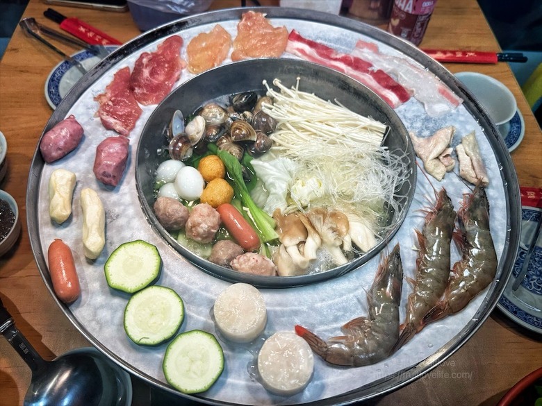 火烤兩吃吃到飽免服務費,泰式醃肉清爽嫩口,聚餐推薦