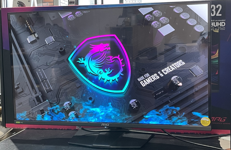 這才叫旗艦畫質的天花板！MSI MPG 322URX QD-OLED 實測開箱 4K 240Hz + QD-OLED畫面細緻到讓人欲罷不能
