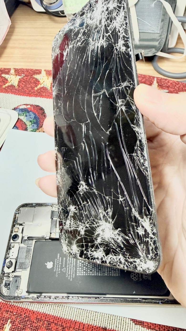 拆卸屏幕排線金屬擋板螺絲