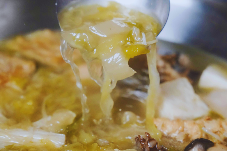 【台南素食火鍋推薦】安平東北酸白菜火鍋｜老師傅手工酸白菜鍋：契作農法、天然發酵的酸白菜｜16種以上新鮮蔬菜｜天然的保證