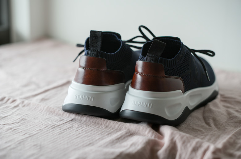 點我看大圖 針織鞋:Berluti Shadow Sneaker vs. Brunello Cucinelli Knit Runner