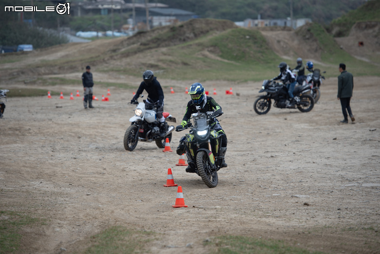點我看大圖 BMW Motorrad 越野駕駛訓練課程全記錄,國際教官手把手帶你解任務!