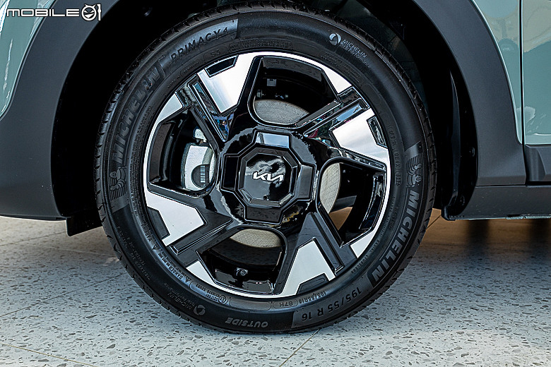 【採訪】Kia Stonic 單一車型 89.9 萬元正式上市，可加價 2 萬選用「莫蘭迪綠套件」！