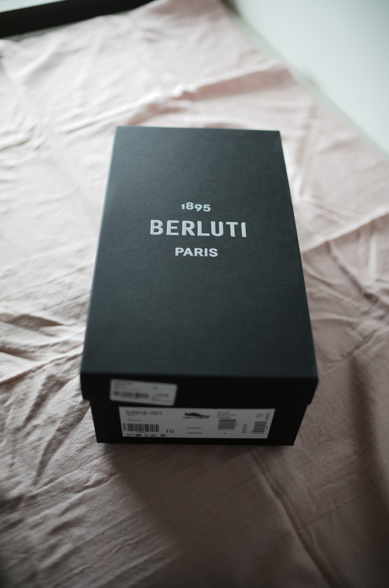 點我看大圖 針織鞋:Berluti Shadow Sneaker vs. Brunello Cucinelli Knit Runner