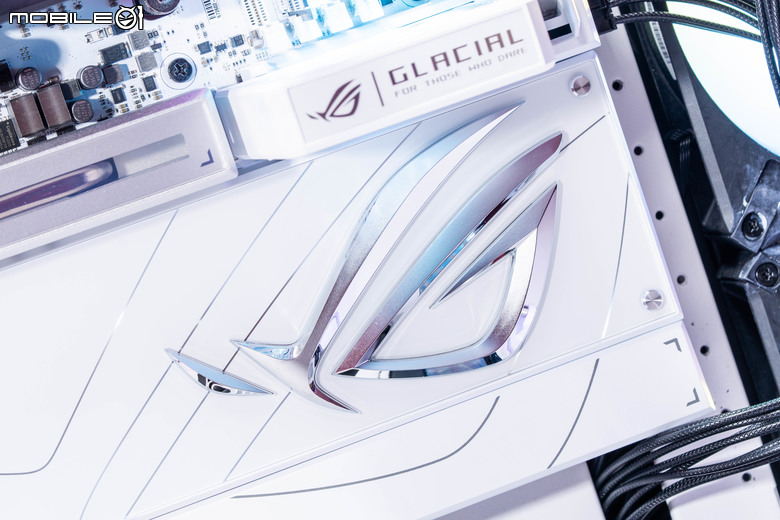 ROG CROSSHAIR X870E GLACIAL 主機板開箱實測 不光配置性能頂尖 更具備雙 10 GbE 海量高速傳輸