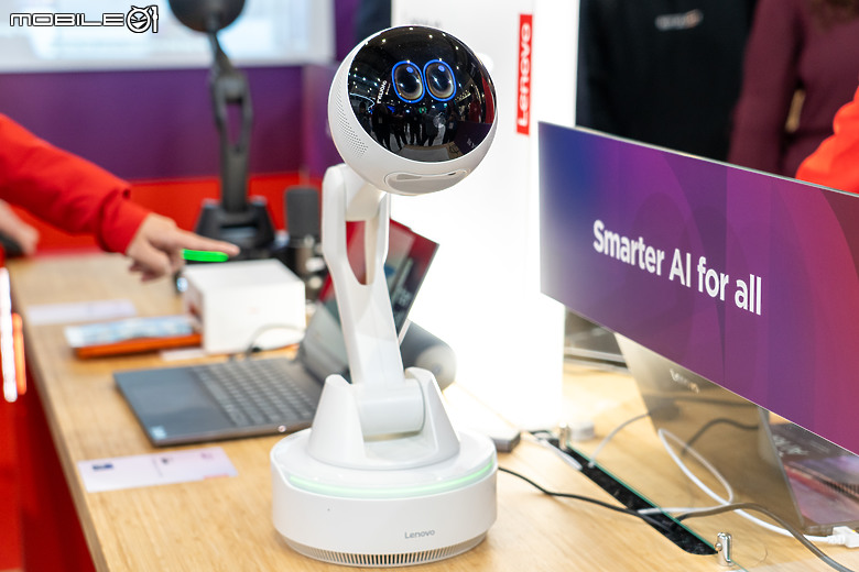 Lenovo 於 MWC 亮相模組化 AI PC 概念機|副螢幕自由拼接、I/O 模組隨換隨用!