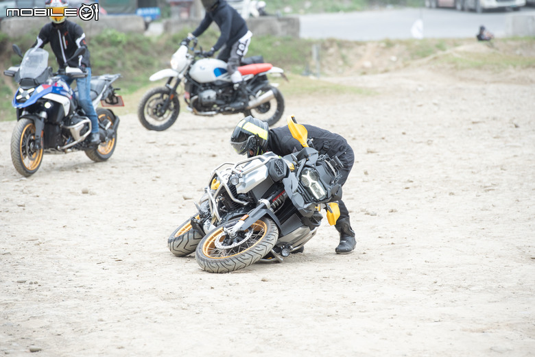 點我看大圖 BMW Motorrad 越野駕駛訓練課程全記錄,國際教官手把手帶你解任務!