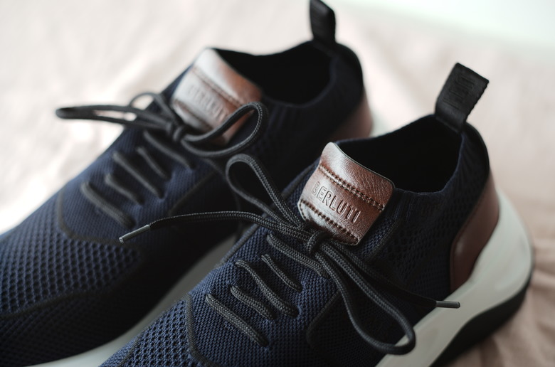 點我看大圖 針織鞋:Berluti Shadow Sneaker vs. Brunello Cucinelli Knit Runner
