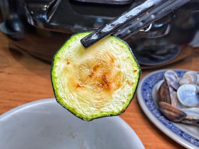 火烤兩吃吃到飽免服務費,泰式醃肉清爽嫩口,聚餐推薦