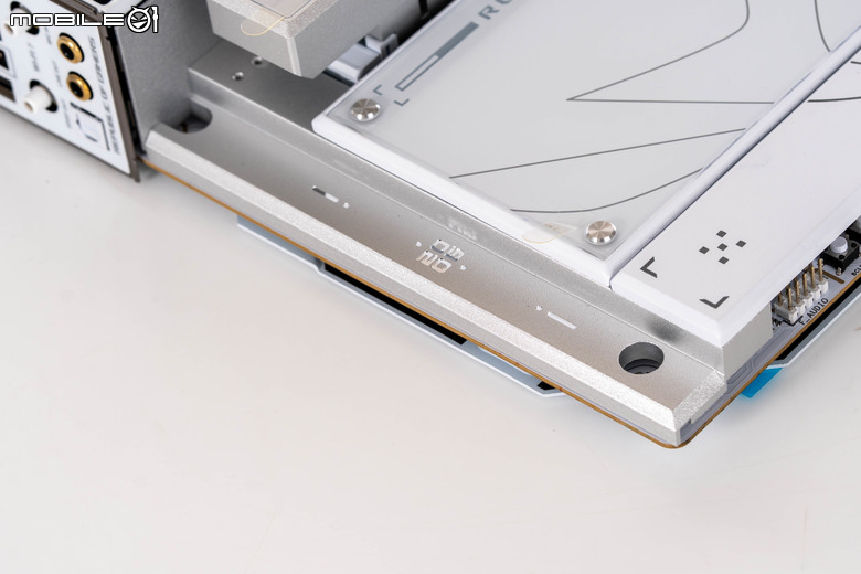 ROG CROSSHAIR X870E GLACIAL 主機板開箱實測 不光配置性能頂尖 更具備雙 10 GbE 海量高速傳輸