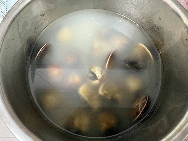 週末才有的餐桌:乾煎雞腿+蛤蠣火鍋,雙薪家庭的假日料理
