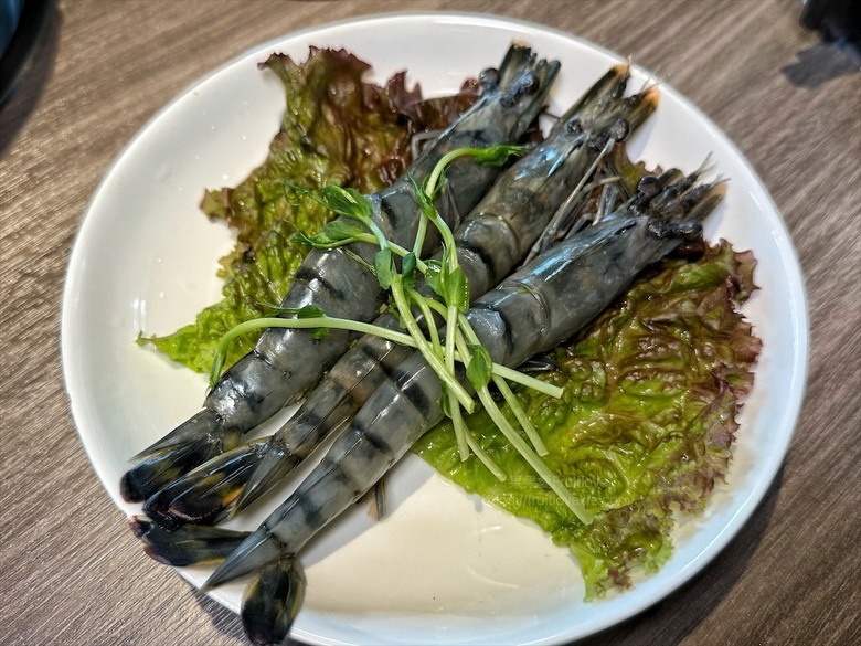 獨家泰式醬料,道地泰式火鍋、銅盤烤肉,自助吧吃到飽,好吃又美味
