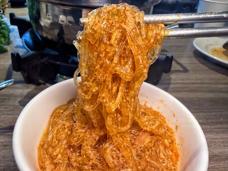 獨家泰式醬料,道地泰式火鍋、銅盤烤肉,自助吧吃到飽,好吃又美味