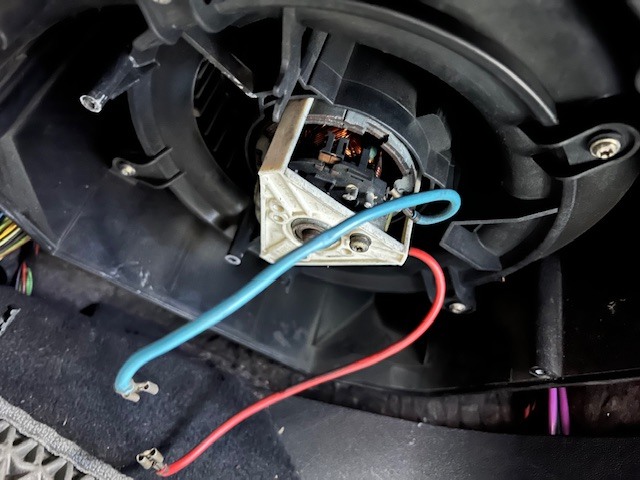 W210 半自動恆溫(機械恆溫)右半部出風口熱風問題DIY檢測紀錄. 風扇電阻更換