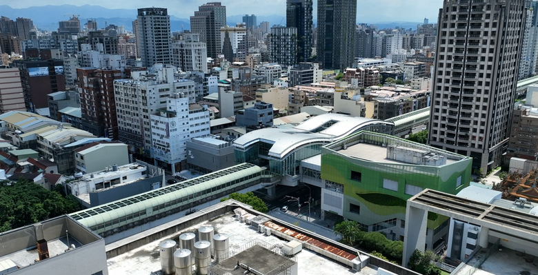 🌟 北屯【純2房新案】 走路3分鐘到綠線捷運 萬坪公園第一排 周遭成熟商圈環繞 均質質感捷運宅 空拍分享