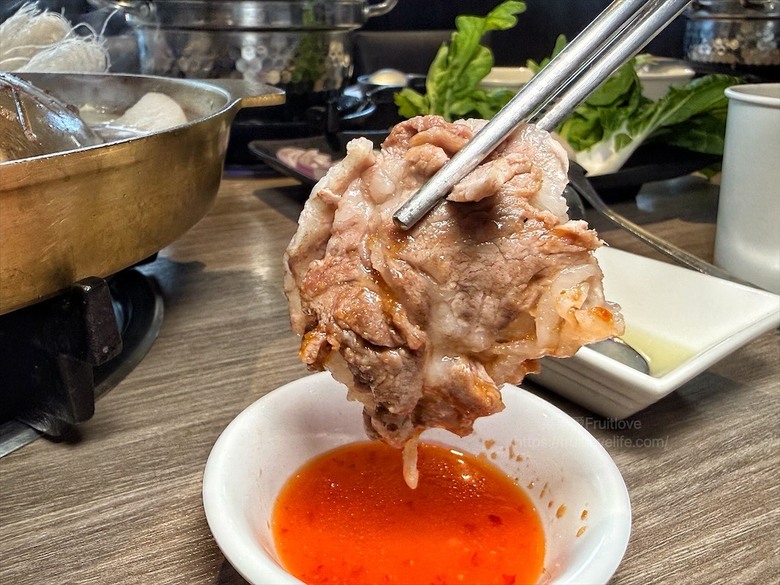 獨家泰式醬料,道地泰式火鍋、銅盤烤肉,自助吧吃到飽,好吃又美味