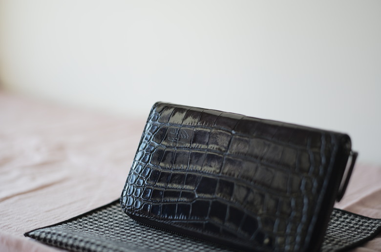 皮夾上低調的篆書字體烙印